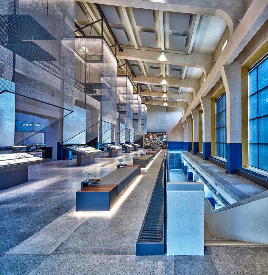 Kısmen bitişik dokuya ek olarak çağdaş günlük kullanıma uygun modern malzemeler kullanılıyor.