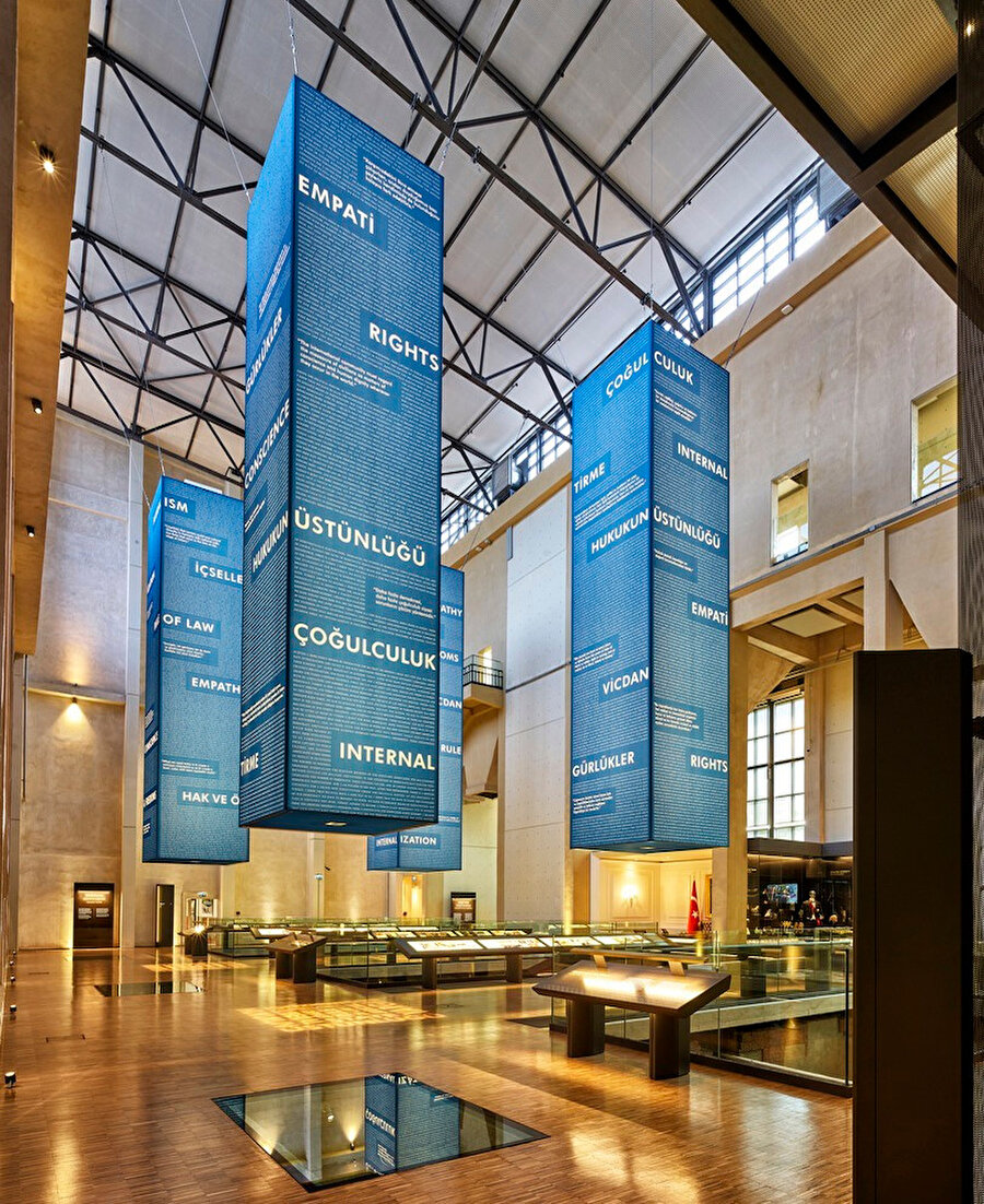 Sergi tasarımı, tematik bir ziyaretçi yolculuğu algısı için yarı ayrık alanlar kullanılarak yönlendiriliyor.