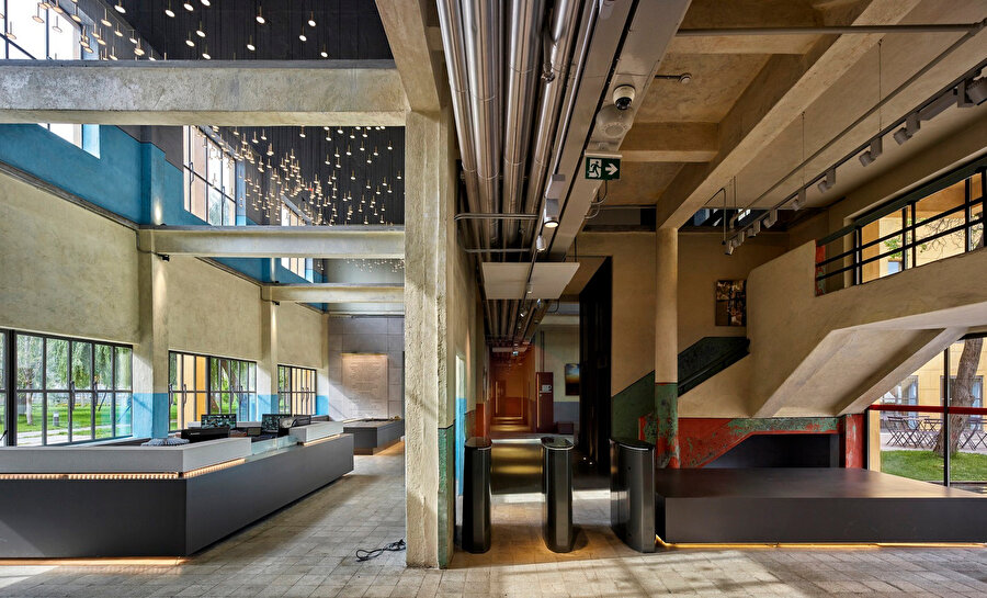 Malzeme seçiminde yapıların mümkün olan en üst düzeyde korunması ilkesi benimseniyor.