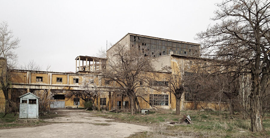 Geniş bir hacme sahip olan elektrik ve buhar santrali, yıllar süren ihmal ve çürümeden kurtarılıyor.