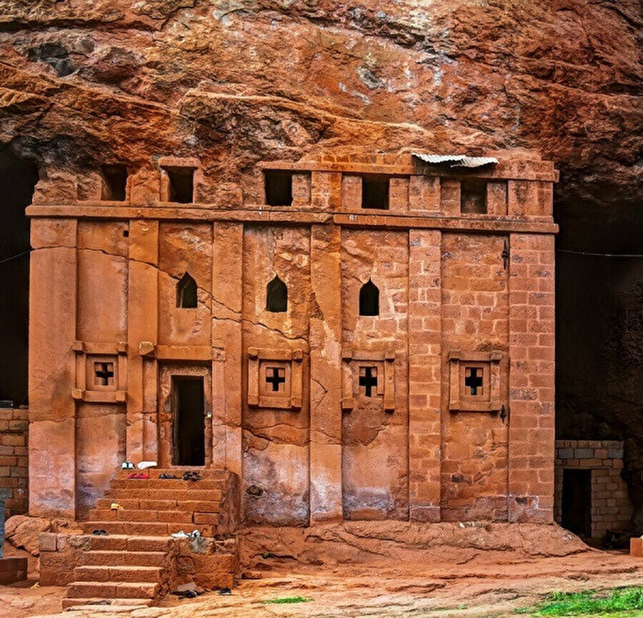 Lalibela içindeki kiliselerden biri olan Bete Abba Libanos (Kutsal Baba Kilisesi), oyulduğu kayadan tam olarak ayrılmamıştır.