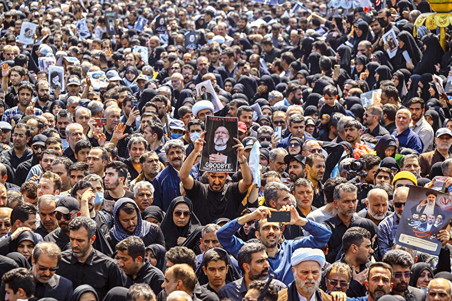 Reisi’nin adı her zaman Hamaney’den sonra Devrim Lideri koltuğuna oturacak adaylar arasında geçti. Elbette tam olarak neler olduğunu bilmiyoruz, ancak kamuoyu nezdinde Reisi’nin ölümünden sorumlu tutulan “olağan şüpheli” Hamaney’in oğlu Mücteba olarak görünüyor. Bu iddiayı doğrulamak şimdilik imkânsız fakat şöyle de bir gerçek var. Reisi’nin ölümüyle Mücteba’nın önü açılmış oldu.