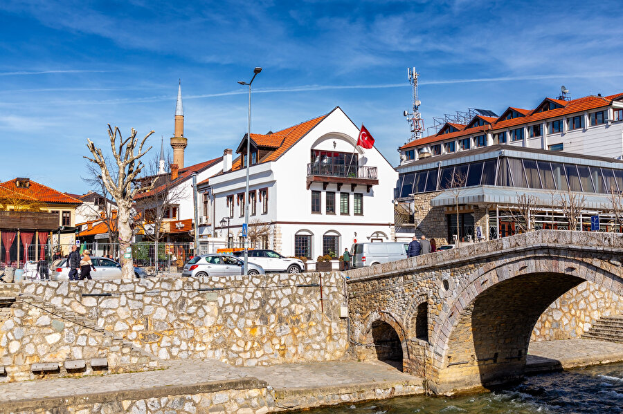 Kosova Prizren'de nehir kıyısındaki Türk Konsolosluğu binası.