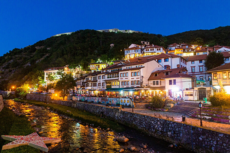 Prizren, Kosova'daki eski şehrin akşam manzarası.