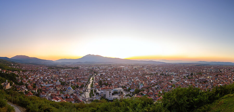 Prizren, eski şehrin akşam manzarası.