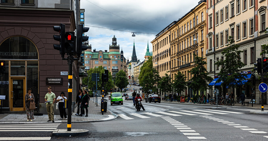Ben ilkin Arnavut kaldırımı taşlarıyla özenle örülmüş eski sokakların arasında gezdim ve A. Nobel Müzesi’nin yedeğinde İsveç’i yaratan espriyi aradım.