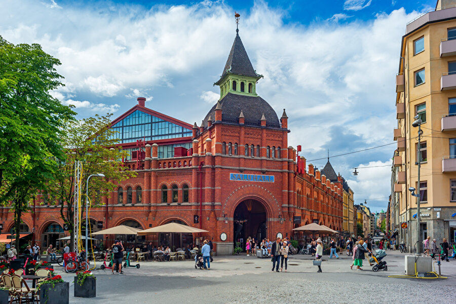 Bir kez daha fark ettim ki Stockholm kendini hep bir neşe içinde göstermek isteyen bir şehirdir.