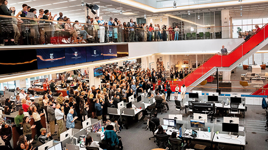New York Times çalışanları Pulitzer ödülünü kutluyor.