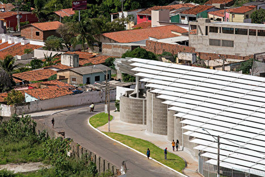 Eski spor salonunun mevcut yapısı, çatısı veya duvarları olmayan, kolonlar ve makaslarla çerçevelenmiş beton bir alan, projenin başlangıç noktasını belirliyor.