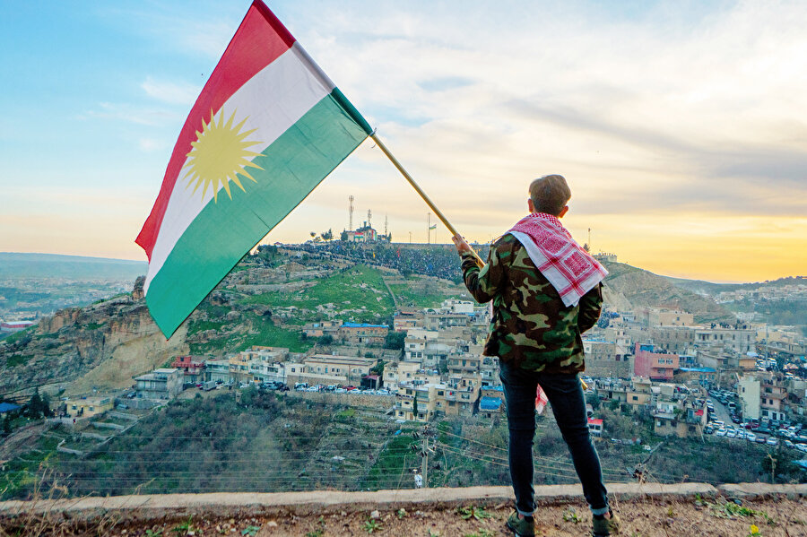 Sovyetler Birliği, ülkedeki Kürtleri İran yönetimine karşı isyana teşvik etti. Devletleşme sürecini açıkça desteklediği Mahabad Kürt Cumhuriyeti 26 Ocak 1946’da Kadı Muhammed tarafından ilan edildi. Savaş bittikten sonra ülkeden ayrılmayı taahhüt eden Sovyetler, İran petrolünden paylarını alınca çıkıp gittiler.