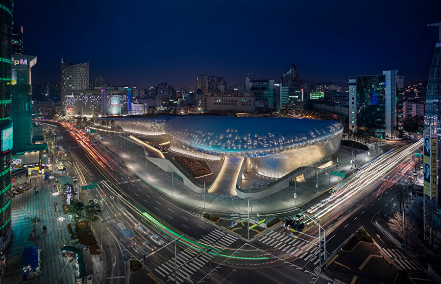 Dongdaemun Design Plaza, Kore’de inşaatta üç boyutlu Building Information Modelling (BIM) ve diğer dijital araçları kullanan ilk kamu projesi olarak öne çıkıyor. 