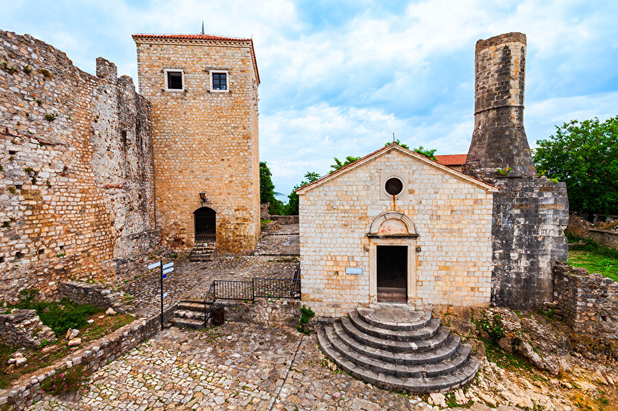 Kalede Ulcinj Korsanları Müzesi, çok önemli tarihi objeler içermese de turistik küçük bir müzedir.