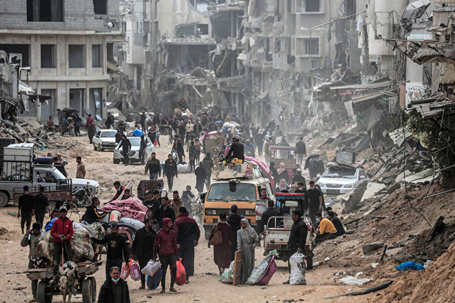 İsrail saldırıları nedeniyle harabeye dönen Gazze'de sağlık sistemi çökmüş durumda. Bölgede bulunan 36 hastaneden 23'ü hizmet dışı kaldı. Birçoğunun hizmet dışı kalması nedeniyle geri kalan hastanelerin üzerindeki yük her geçen gün artıyor.