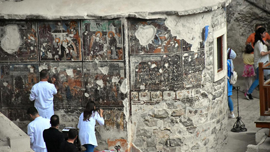 Restorasyon kapsamında ekipler, kilisenin dış cephesindeki 5 sahne üzerinde çalışıyor.