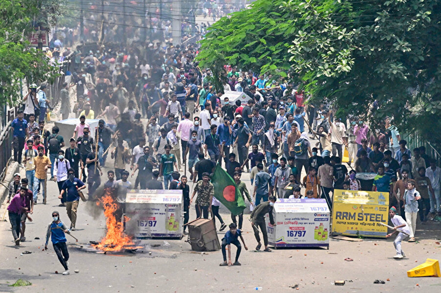 Bangladeş'te iki haftadır devam eden kota karşıtı protestolar, iktidar partisine bağlı grupların başkent Dakka'daki öğrenci protestoculara saldırmasının ardından şiddete dönüştü.