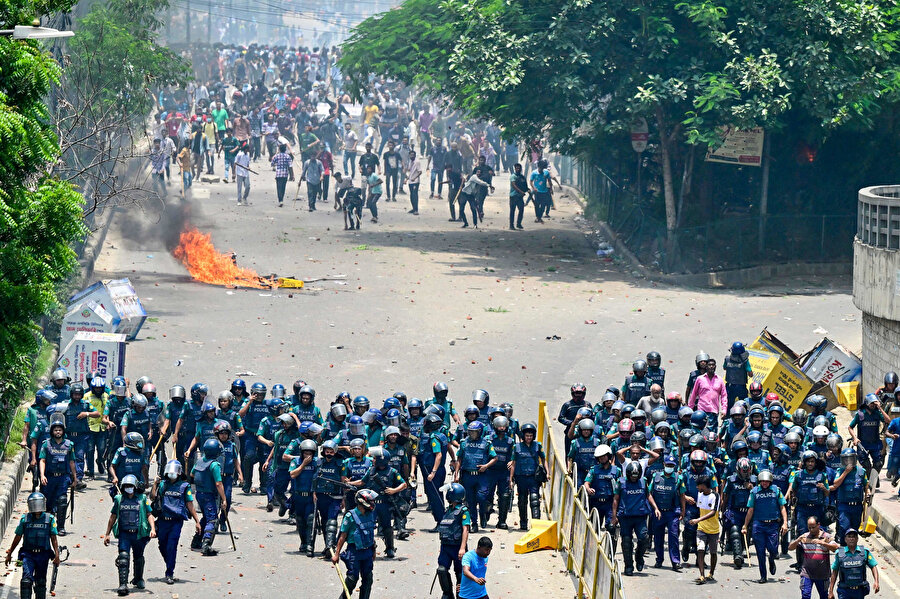 Bangladeş'te kamuda işe giriş pozisyonlarının yüzde 56'sı belirli demografik gruplar ve sınıflar için ayrılırken, bunun yüzde 30'u, 1971'deki bağımsızlık savaşına katılanların ailelerini kapsıyor.