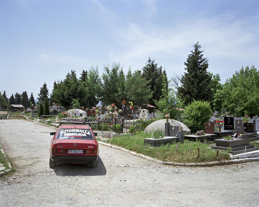 Mezarlıklarda dahi yüzlerce korugan bulunmaktadır. Tiran, Arnavutluk. Fotoğraf: David Galjaard. 