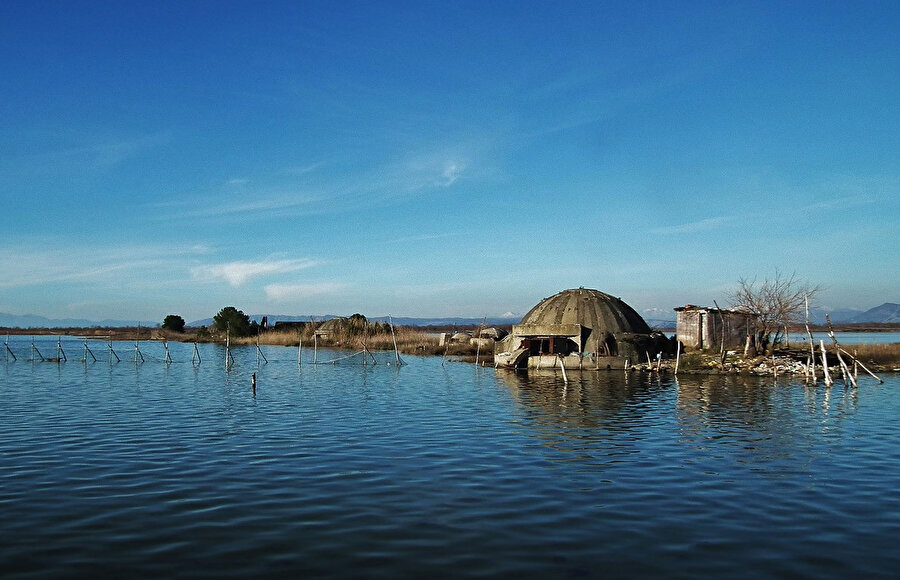 Göldeki bir kara parçasında korugan, Arnavutluk. Fotoğraf: Marmittes. 