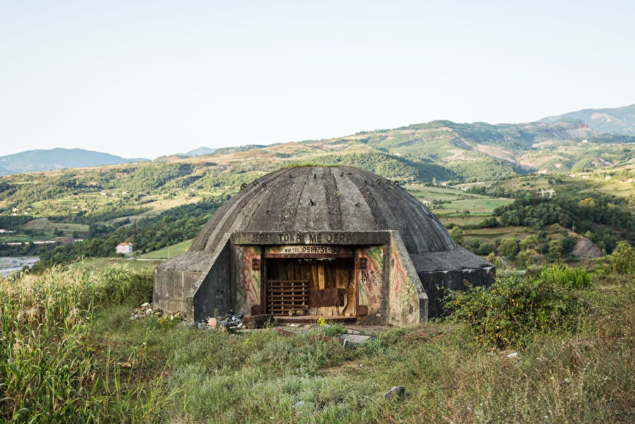 Engebeli bir arazide konumlanmış korugan, Elbasan, Arnavutluk. Fotoğraf: Colin W. 