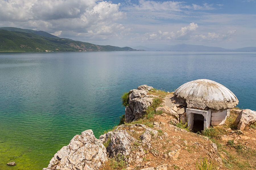 Kıyıya hakim bir tepede konumlanmış korugan, Ohrid Gölü, Arnavutluk. Fotoğraf: Vera Filimonova. 