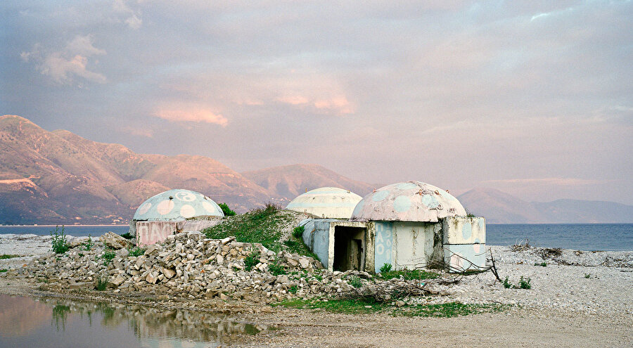 Kamufle olması için boyanarak bir sahil kasabasının kıyısında konumlanmış koruganlar. Qeparo, Arnavutluk. Fotoğraf: David Galjaard. 