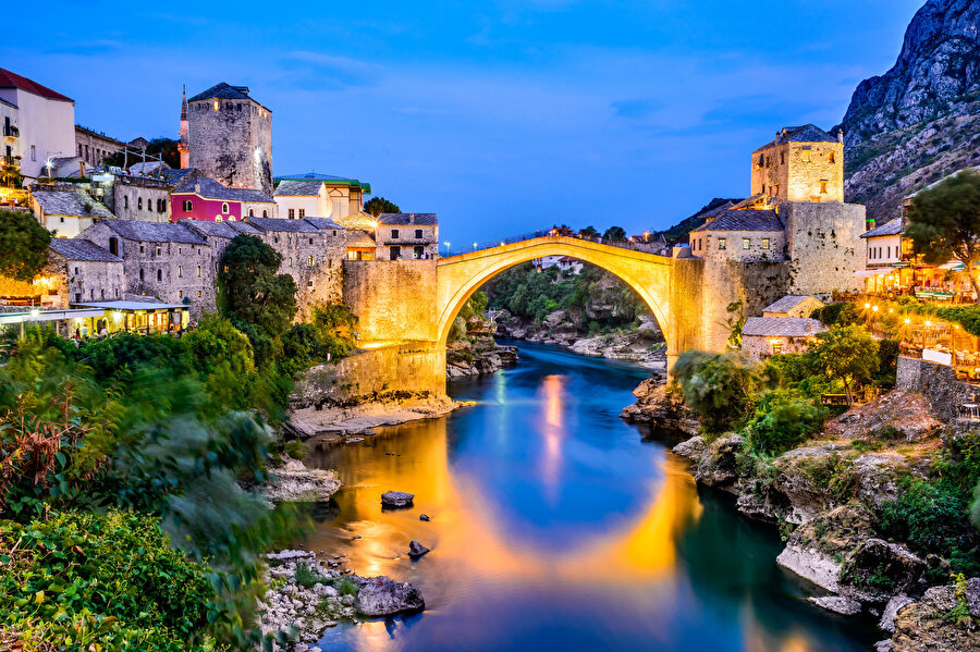 Mostar Köprüsü, şehrin iki yakasını bir araya getirmenin yanı sıra asırlardır farklı kültür ve medeniyetleri birleştirme görevi üstleniyor.