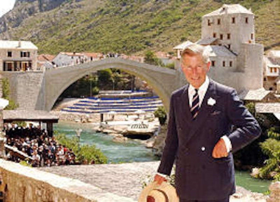 Mostar Köprüsü, tam 20 yıl önce, İngiltere Veliaht Prensi Charles tarafından 23 Temmuz 2004'te yeniden açıldı.