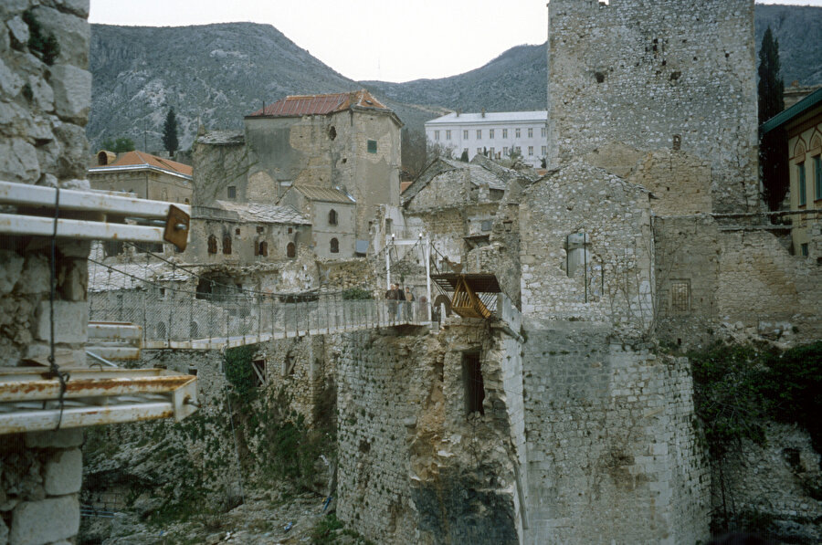 Stari Most şehrin iki yakasını bir araya getirdiği gibi Balkanlar'daki Osmanlı mirasının da en görünür simgelerinden biriydi.