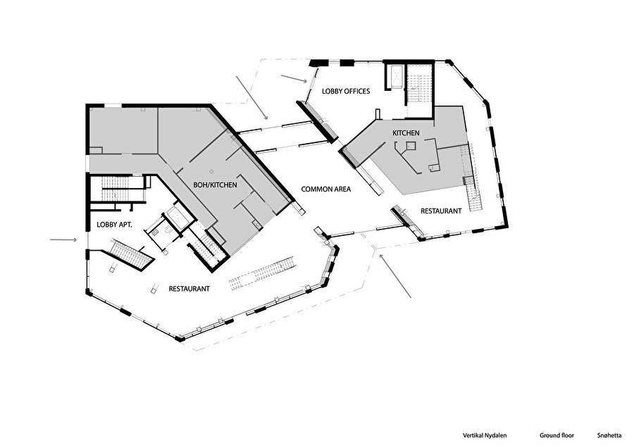 Geçmişte otopark olarak kullanılan Gullhaug Torg, Nydalen'in geleneksel endüstri bölgesinden modern bir iş alanına dönüşmesi sırasında önemli bir rol oynuyor. Bölgenin canlı bir yerleşim alanına dönüşmesini desteklemek amacıyla, proje bir kent meydanı ve araçsız bir alan oluşturmayı aynı zamanda yüksek bir bina inşa etmeyi hedefliyor. Vertikal Nydalen, zemin katında restoranlar, üst katlarda ofisler ve en üst katlarda daireler barındırıyor.nnYapı, belirli görüş hatlarını korumak ve daha hafif bir izlenim bırakmak amacıyla farklı yüksekliklerde iki hacme ayrılıyor. Sadece bir kısmı maksimum 18 kat yüksekliğe ulaşıyor. Zemin katında çeşitli halka açık cepler ve geçitler barındıran bu tasarım, kaliteli güneş ışığı koşulları ve minimal rüzgar sağlamayı hedefliyor.nn 'Üçlü sıfır çözümü' kullandığını söyleyen bu yapı, ısıtma, soğutma veya havalandırma için dışarıdan enerji satın almıyor. Bu, jeotermal kuyular, fotovoltaik yani güneşten enerji üreten paneller, düşük ekserji sistemi ve doğal havalandırma kullanılarak sağlanıyor. Proje, malzemeler, taşıma ve enerji kullanımında referans bir projeye göre yüzde 50’den fazla CO2 emisyonu azaltımı hedefliyor.nnJeotermal kuyulardan gelen su, ısıtma veya soğutma gerektiğinde kil duvarlar ve beton plakların içerisinde dolaşıyor. Beton duvarlara gün içinde emilen ısı, gece boyunca salınıyor ve binanın sıcaklıklarını stabil tutmaya yardımcı oluyor. Çatıdaki PV panelleri, ısıtma ve soğutma sistemini kontrol eden ısı pompasını besliyor.nnGeleneksel havalandırma sistemleri, genellikle ofis binalarında döşemeden bir metreye kadar alçaltılmış tavan gerektiriyor. Ancak yapıda kullanılan doğal çözüm, kanallar ve fanlar olmadan kurgulanmanın getirisi ile ekstra alan kazandırıyor. Bu alan, ışık ve açıklık için daha iyi kullanılabiliyor ve odaların mekansal kalitesini önemli ölçüde artırıyor.nnYapının açılı cephesi, bina içinde hava hareketini sağlayan basınç farkları oluşturacak şekilde tasarlanıyor. Hava, gerektiğinde açılıp kapanan cephe valflerinden giriyor. Binanın farklı taraflarındaki iki pencere açıldığında, basınç farkı havanın dolaşmasını sağlıyor.nnYapının beton çekirdeği, zeminlerden ısı ve soğukluğun yavaş salınmasını sağlıyor. Çelik yapılar katları desteklerken cephe, dışarıda sıcak ve dokunsal bir ifade oluşturan ısıtılmış çam kaplama ahşap elemanlardan oluşuyor. Cephe, çelik yüzeyli 43 açılı balkon ile karakterize ediliyor. Balkonları korkuluklarının delikli yapısı sayesinde yapı gün içinde çok yönlü ve farklı açılardan ışığı yakalıyor.nnVertikal Nydalen, Norveç Araştırma Konseyi tarafından desteklenen iki araştırma projesinin sonucu olarak ortaya çıkıyor. LowEx, çok az ek enerji ile ısıtma ve soğutmaya odaklanıyor ve sıfır enerjili binalarda ve enerji pozitif binalarda termal enerji tedariki için yeni konseptler geliştirmeyi amaçlıyor. Naturligvis adlı araştırma projesi ise doğal havalandırma için yeni stratejiler geliştirmeyi hedefliyor. Vertikal Nydalen'de kullanılan çözümleri test etmek ve gerçekleştirmek için teknik düzenlemeler ve Norveç İş Teftiş Kurumu'nun (Arbeidstilsynet) iç mekan iklim gereksinimlerinden muafiyet başvurusunda bulunuluyor.nnIsıtma ve havalandırmayı izlemek, iklimi optimize etmeye yardımcı olacak geri bildirim toplamak için alanlara sensörler yerleştiriliyor. Ayrıca, ofis alanlarındaki tüm masalarda QR kodları bulunuyor ve bu kodlar, hem olumlu hem de eleştirileri içeren çevrimiçi bir kayıt formuna yönlendiriyor. Programlanmış menfezler, bu teknik ölçümler ve kullanıcı tarafından üretilen geri bildirimlerin birleşimine dayanarak optimize ediliyor.nnBinanın genel performansı önümüzdeki yıllarda yakından izlenecek ve enerji tüketimi, iç mekan iklimi ve kullanıcı memnuniyeti, orjinal Naturligvis'in bir uzantısı olan Hybrids araştırma projesi ile ölçülecek. Termal konfor ve hava kalitesi kullanıcı deneyimi, SmartTune projesi aracılığıyla takip edilecek.