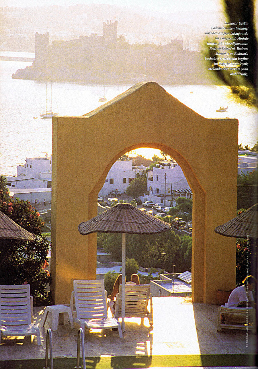 Bodrum Manastır Oteli, yeniden inşa edilmiş eski mezarlığın giriş kapısı. Şapel ile eski mezarlığın giriş kapısının Bodrum Kalesi'ne yönlendiren aksını vurgulamak amacıyla, taşıyıcı duvarları ve üst kemeri yıkılmış olan kapı, rölövesindeki ölçülere sadık kalınarak yeniden inşa ediliyor. 