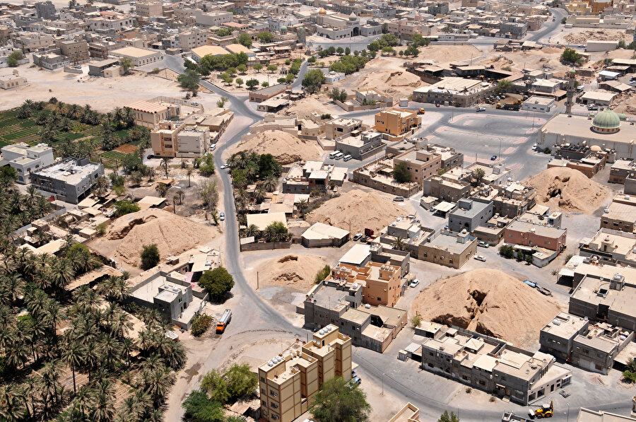 Yoğun yerleşimli küçük ada ülkesi Bahreyn’de höyükleri yaygın olarak görmek mümkün.
