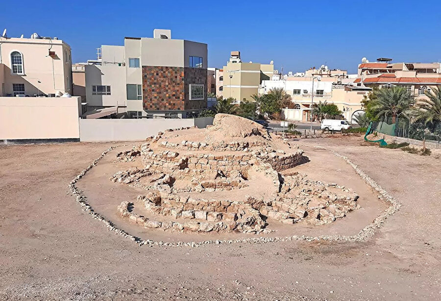 Arkeologlar, bu höyüklerin içinde çanak çömlek, mücevher ve aletler de dahil olmak üzere çok sayıda eser ortaya çıkarmışlardır; bunlardan bazıları Bahreyn ve başka ülkelerdeki müzelerde sergilenmektedir.