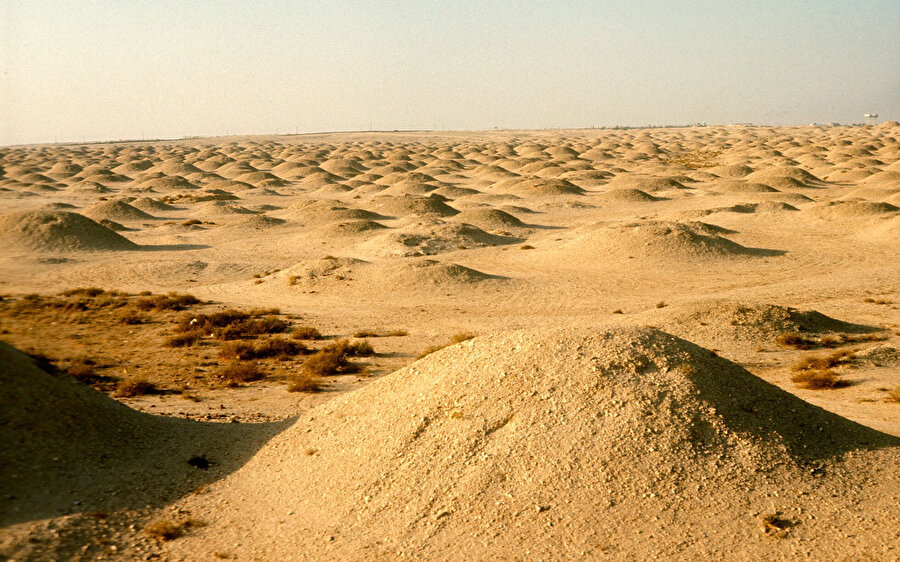 Höyüklerin oluşumunda kullanılan ana malzemeler kireç taşı, çakıl kumu, sıva ve zamanla ancak kalıntılarına ulaşılan ahşaptı.