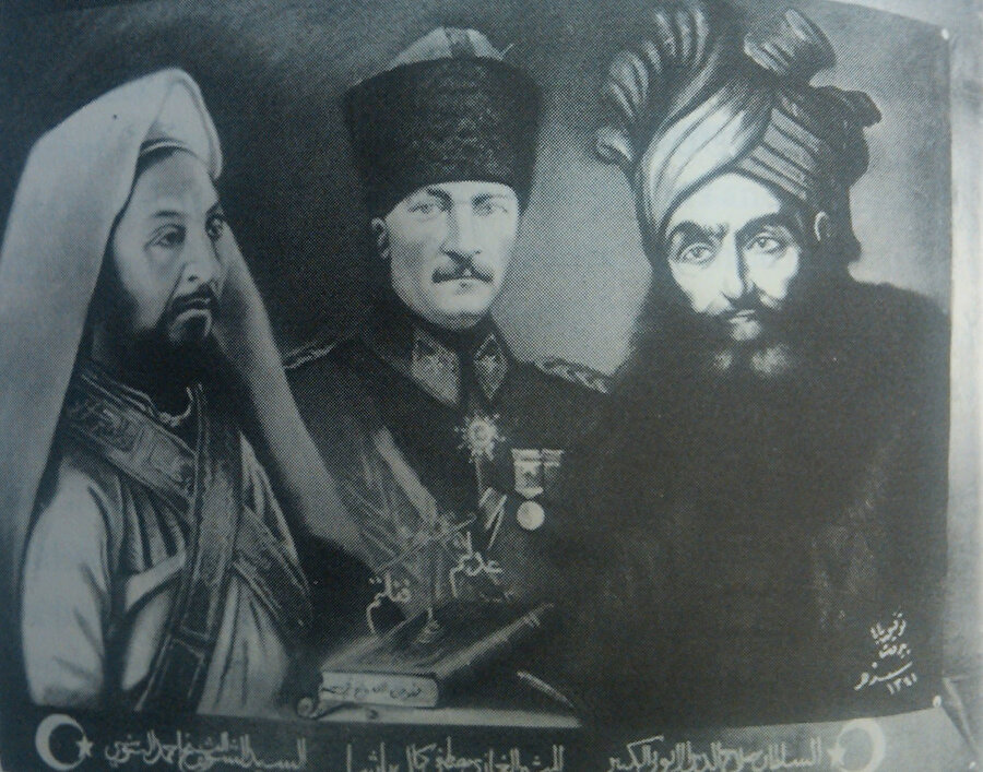 Ahmed Senûsî, Atatürk ve Salahaddîn Eyyûbî’yi bir arada tasvir eden bir poster.