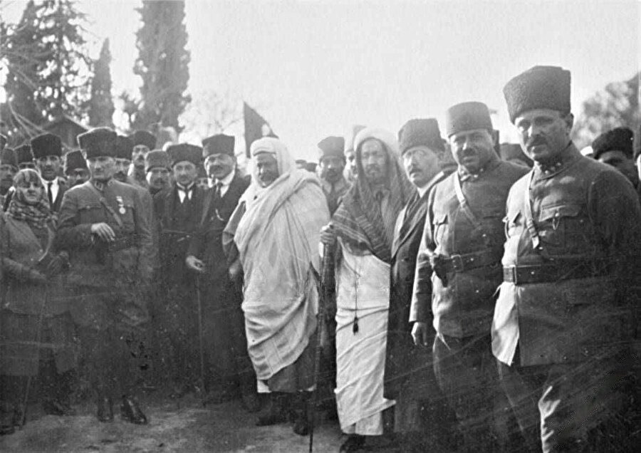 Osmanlı topraklarında Kurtuluş Savaşı mücadelesi verirken Ankara, Irak'ta yeni kurulan krallığa kral atamıştı.