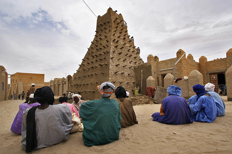 Temelleri 14. yüzyıla dayanan ve 16. yüzyılın son demlerinde çökmeye başlayan Timbuktu Üniversitesi, bugün hâlâ Afrika'nın kültürel ve akademik kimliğinin bir parçası olarak varlığını sürdürmektedir.