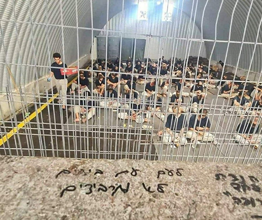 Sde Teiman’da çalışan iki İsrailli, geçtiğimiz aylarda Filistinlilere yapılan insanlık dışı muameleye görüntüleri CNN International’a sızdırmıştı. İfadelerde yer alanlara göre: Sürekli kelepçelenmenin yol açtığı yaralar nedeniyle mahkumların uzuvları kesiliyor ve bu tıbbî müdahaleleri, eğitimsiz personeller yapıyordu. Tesise çürümeye bırakılmış cesetlerin kokusu her tarafa yayılıyordu. Sahra hastanesinde tutulan Filistinliler pipetle besleniyor, çırılçıplak şekilde yataklarına bağlanıyorlar, tuvalet ihtiyacı için bez giyiyorlardı…