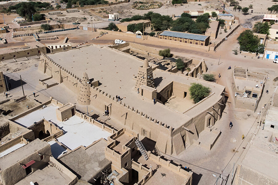 Mali İmparatorluğu’nun en bilinen sultanı Mensa Musa, restorasyonlarla günümüze kadar gelmiş olan Timbuktu’daki Djinguereber Camii’ni yaptırmış ve bölgede İslâm’ın sembolü olarak önemli bir eser bırakmıştır.