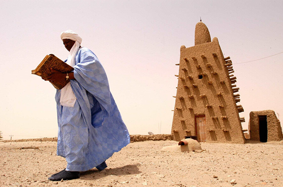 İslâm dünyasının dört bir yanında yazılan kitaplar ulaklar eliyle Timbuktu’ya ulaştırılıyor, burada görevli binlerce yazıcı tarafından kısa sürede çoğaltılan bu nüshalar, yine ulaklarla önemli ilim merkezlerine dağıtılıyordu.