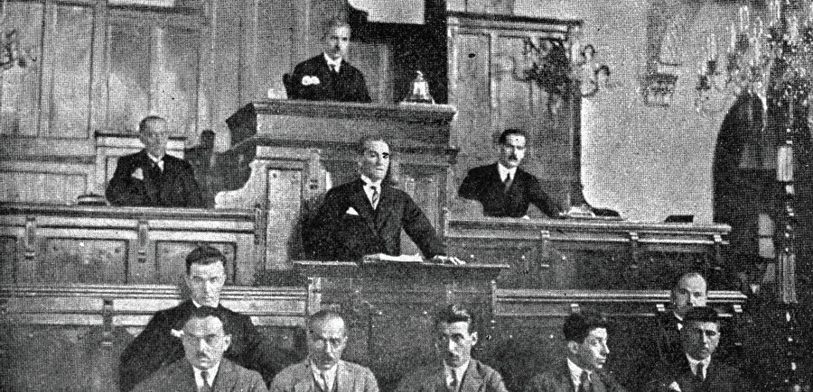 Cumhuriyet’in ilanından sonra gerçekleştirilen radikal kararlardan biri olan halifelik makamının kaldırılması, takriben kırk yıllık bir tartışma sürecine sahip.