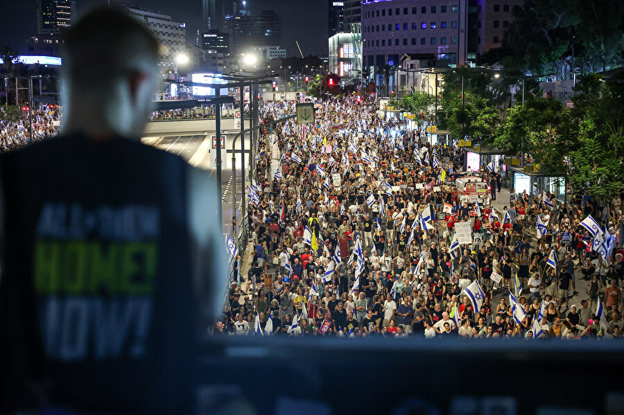 İsrail’in Gazze Şeridi’ne yönelik saldırılarında 300 gün geride kalırken, bu süreç boyunca protesto gösterileri düzenleyen yüzbinlerce esir yakını ve soykırım karşıtları, Netanyahu ve hükümet karşıtı sloganlar atarak, istifa çağrısında bulunuyor, ateşkes ve esir takası anlaşması imzalanması çağrısı yapıyor.