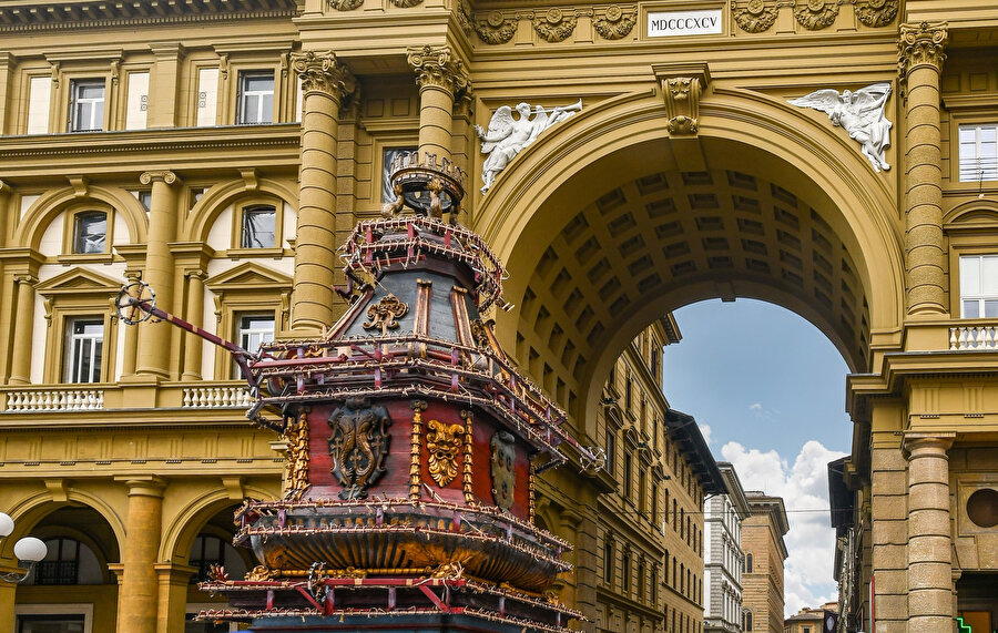 Sokaklarımızı ne kadar süpürsek de kirlenecek, birileri gecekondu dikecek, deprem olacak, sel götürecek. Son rüzgâr, yüreğimizden esene kadar.
