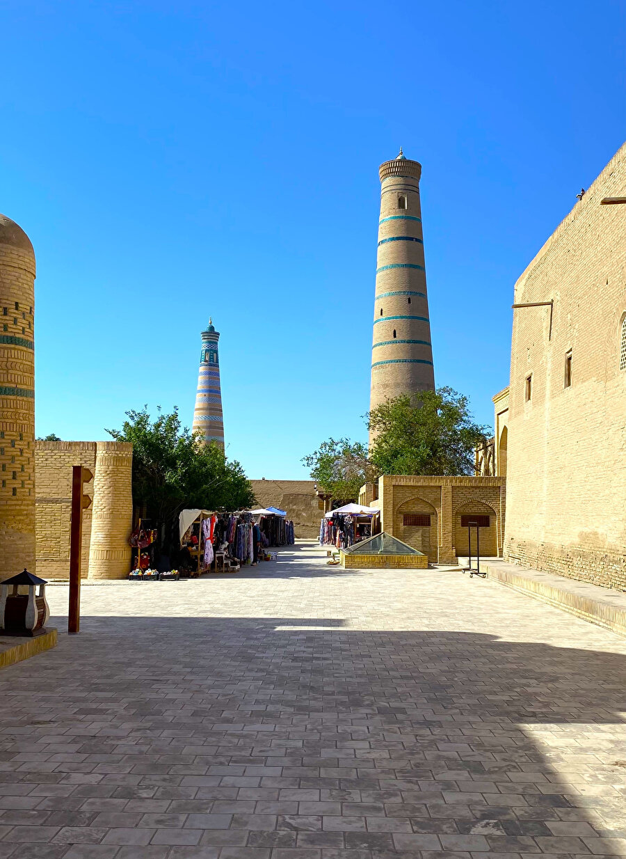 Cuma Mescidi’nin minaresi ve İslâm Hoca minaresi aynı karede.