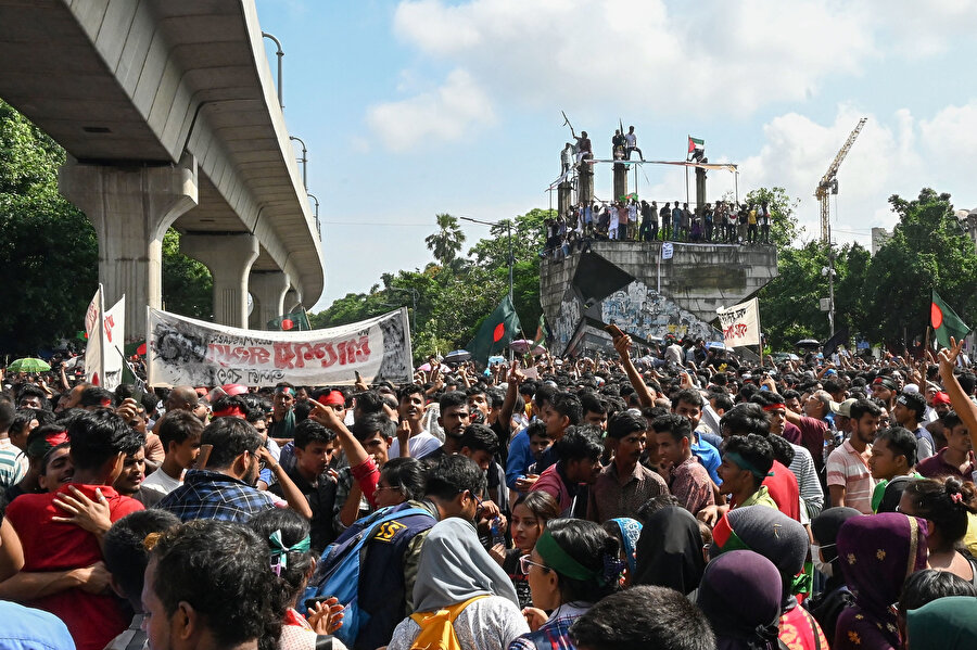 Bangladeş’te öğrenci liderlerinin hükümete karşı sivil itaatsizlik ilân etmesinin ardından Başbakan Şeyh Hasina’nın istifasını isteyen binlerce kişi, sokaklara akın etmişti. Ülke genelinde göstericiler ile protestocular arasında çıkan çatışmalar sonucu patlak veren şiddet olaylarına daha fazla dayanamayan Başbakan istifa etti.
