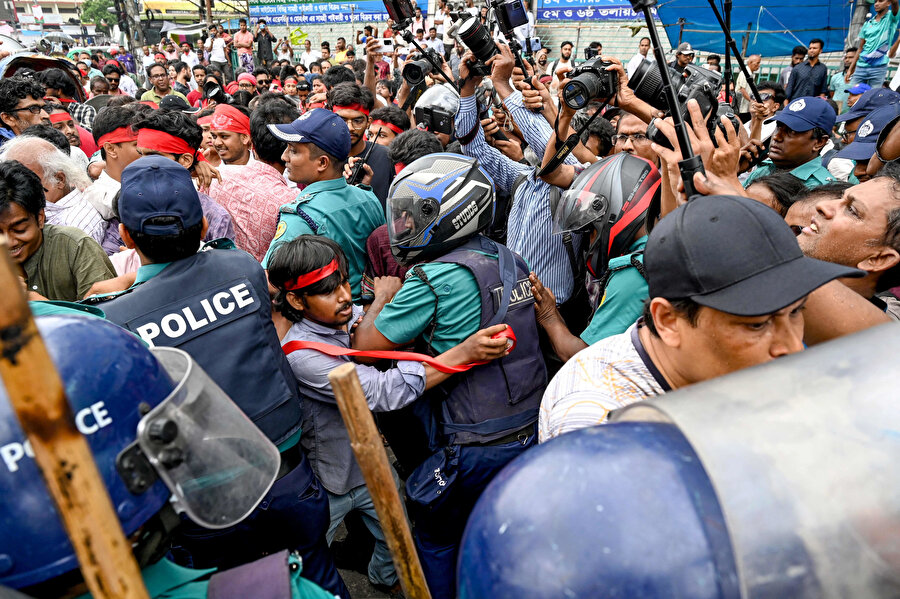 Bangladeş'te Hasina hükümetini protesto etmek ve "kamuda kontenjan" protestolarında yaşamını yitirenler için adalet talebiyle öğrenciler, ağustos ayında yeniden toplandı ve polisle çatışmalar yaşandı.