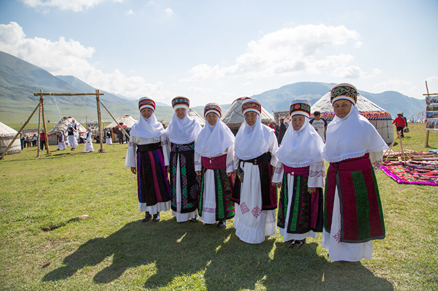 Kırgız kadınlarının geleneksel başlıkları: Eleçek