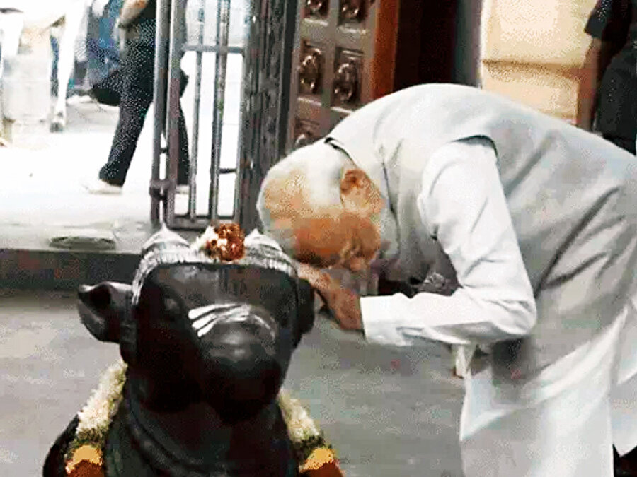 Modi İneğe tapınırken.