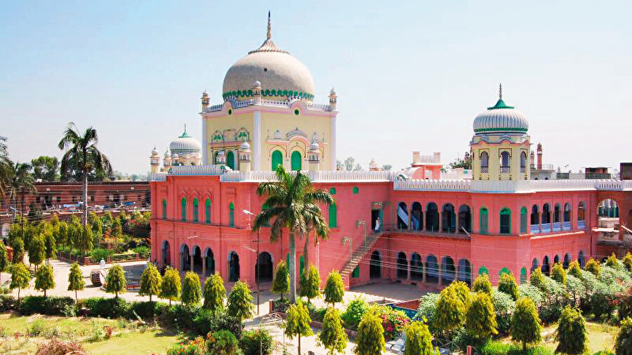 Bugün de ülkenin tamamına yayılmış bir Müslüman nüfus var ve Müslümanların ezici çoğunluğu Sünni Hanefi.