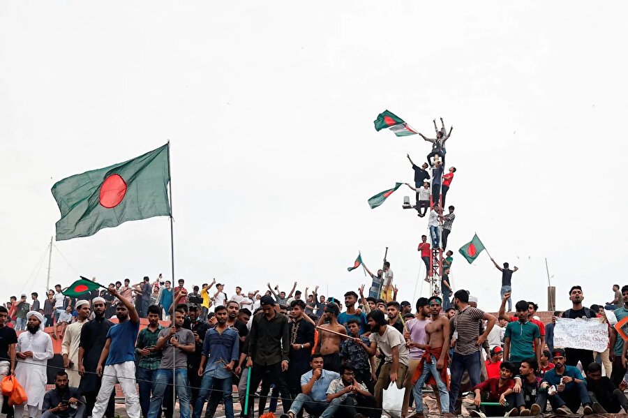 Bangladeş’teki protestolar, işlerin yarısından fazlasının belirli gruplara, üçte birinin de 1971 savaş gazilerinin torunlarına ayrılmasına yönelik iş kotasına karşı başladı.