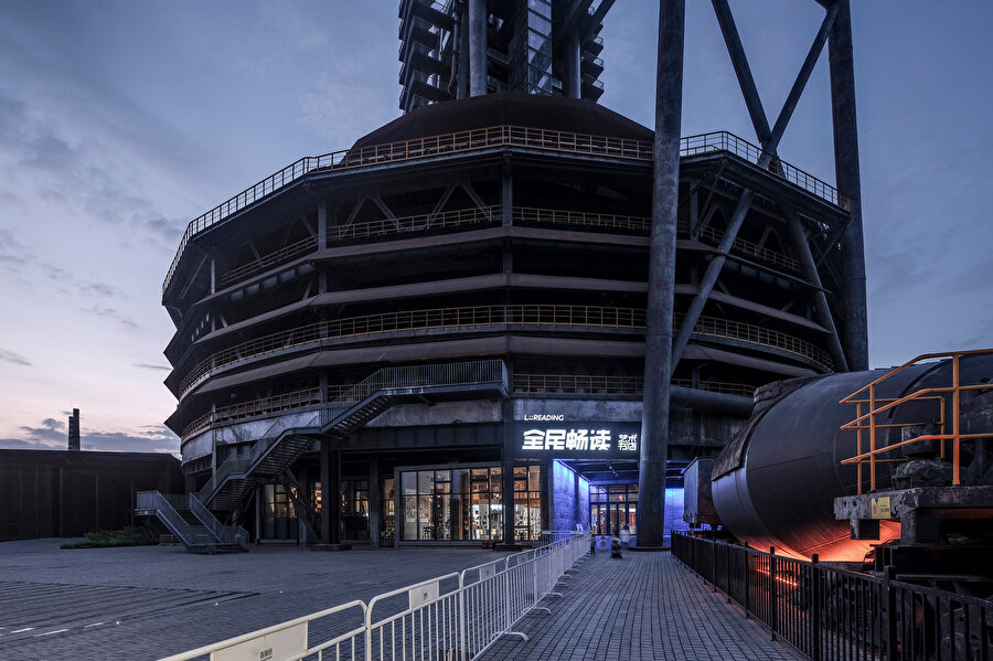 Bookstore in the Blast Furnace, eskiden büyük bir fırın olarak sanayi bölgesinde kullanılıyor. 